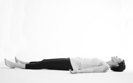 La posizione  yoga del Savasana, da fare a fine allenamento 