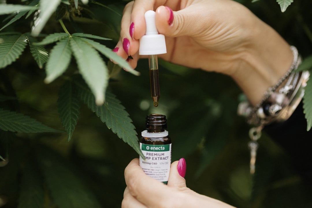 Olio di CBD tra mani di donna