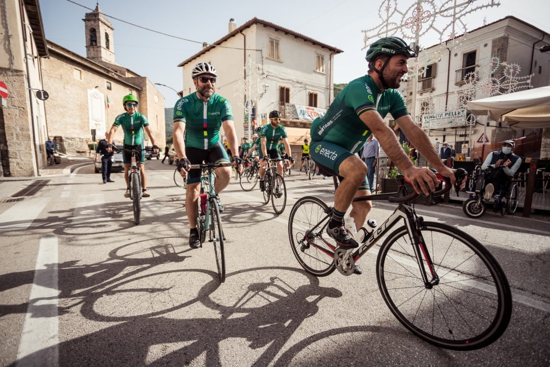 ciclisti su strada