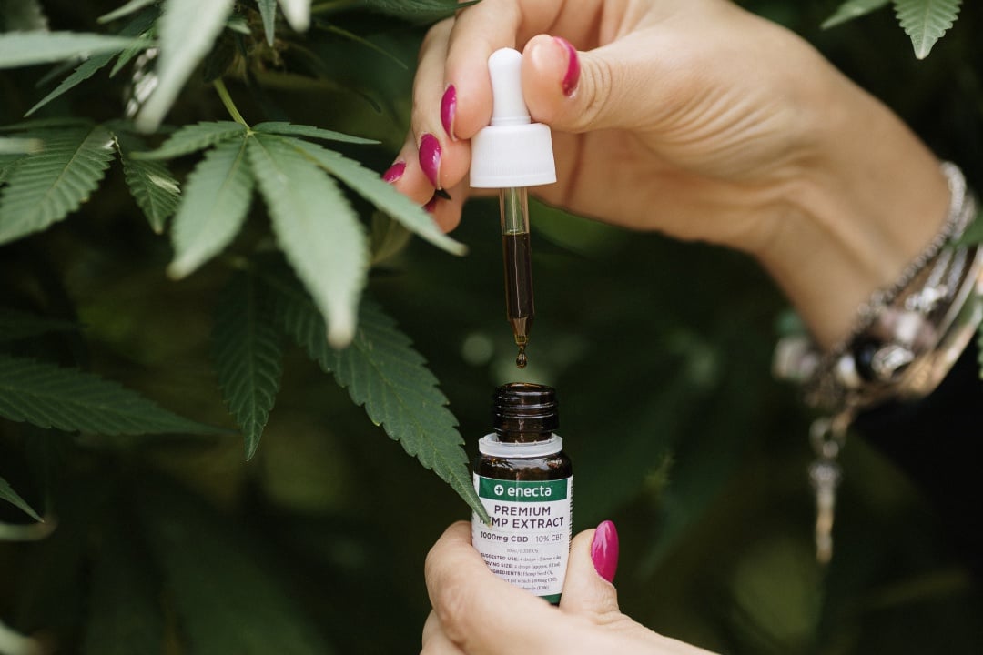 Mano con contagocce olio di CBD
