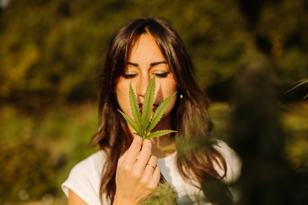 Donna con foglia di Cannabis